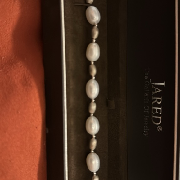 Jared’s never worn dual pearl bracelet - Picture 3 of 4